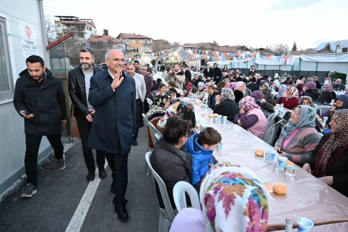 Büyükşehir Adayı Sami Er, depremzedelerle iftar yaptı