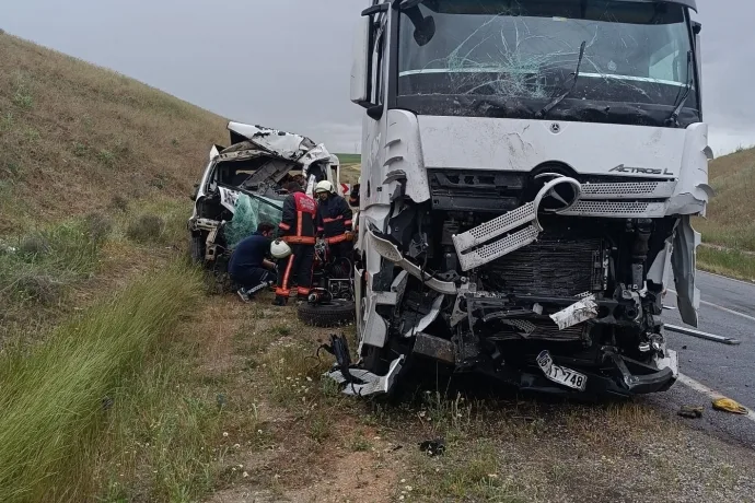 Malatya’da tır ile kamyonet kafa kafaya çarpıştı: 1 ölü