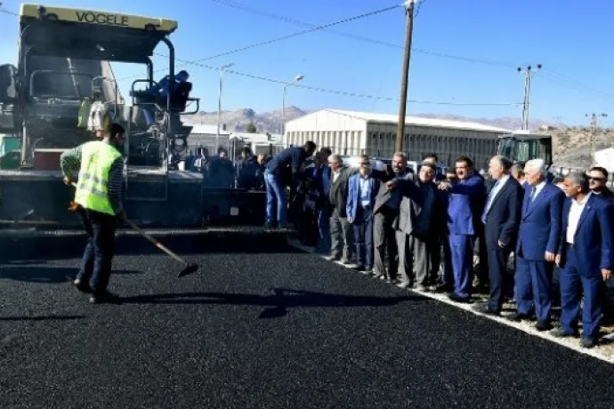 Hekimhan ilçesinde asfaltlama çalışmaları yapılıyor