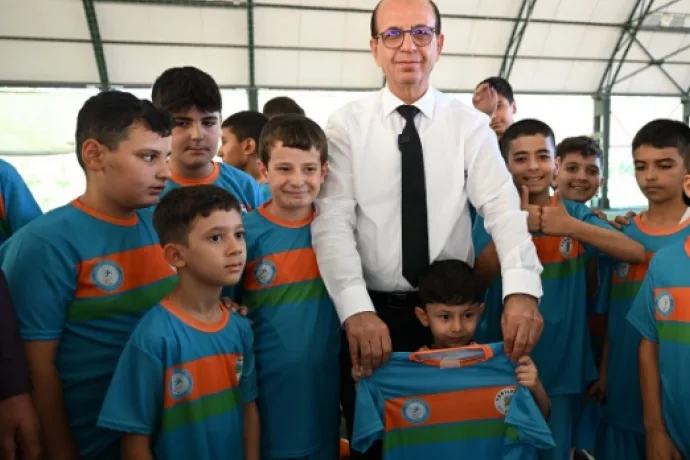 Geçit, futbol kursunda geleceğin yıldızlarıyla buluştu