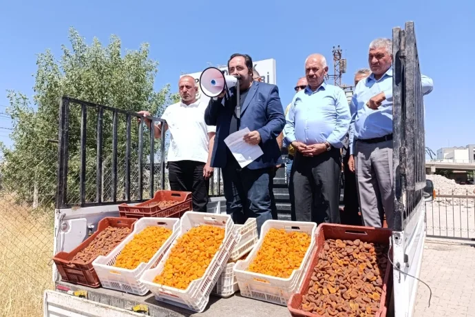 CHP’li Yıldız, TMO önünde kayısı sattı.