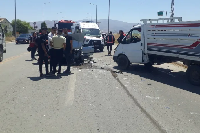 Dilek yolunda tırafik  kazada 3 yaralı