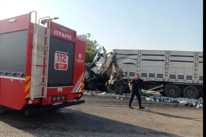 Tır ile Kamyon Kafa Kafaya Çarpıştı.. 1 Kişi Öldü