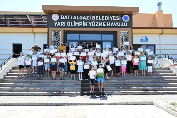 Battalgazi Belediyesi'nin "Yüzme Bilmeyen Kalmasın" Projesiyle 110 Çocuk Yüzmeyi Öğrendi