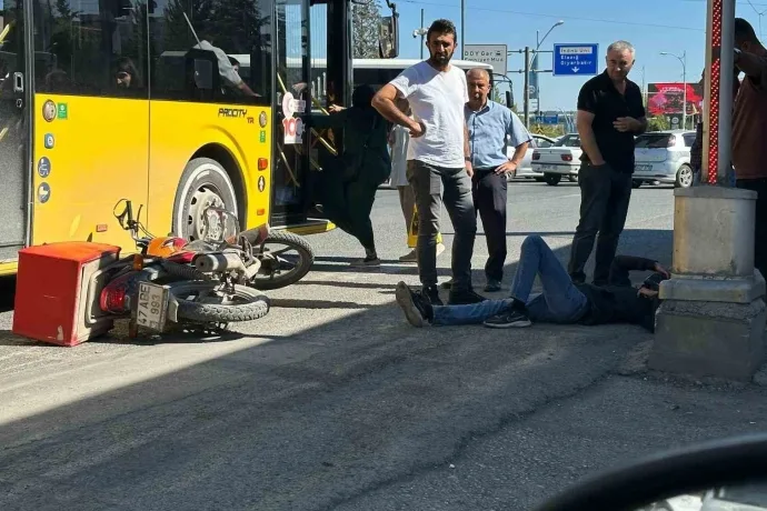 Otobüs ile çarpışan motosikletin sürücüsü yaralandı