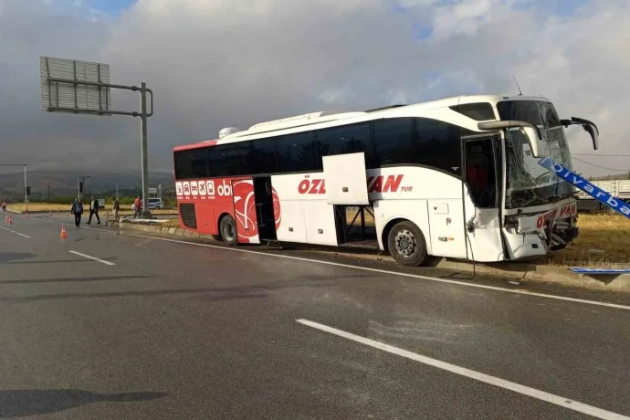 Yolcu otobüsü Malatya’da traktörü biçti!