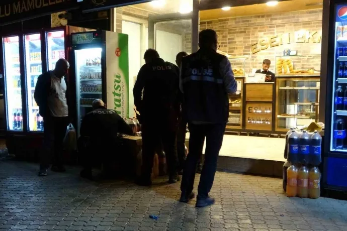 Birbirlerini bıçakla yaralayıp aynı araçla hastaneye gittiler