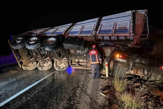 Malatya’da maden yüklü tır devrildi: 1 yaralı