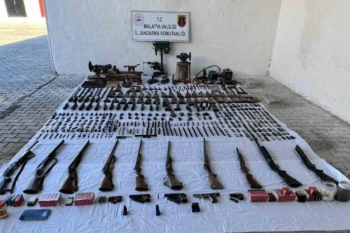 Malatya’da çok sayıda silah ile bomba yapımında kullanılan kimyasallar ele geçirildi