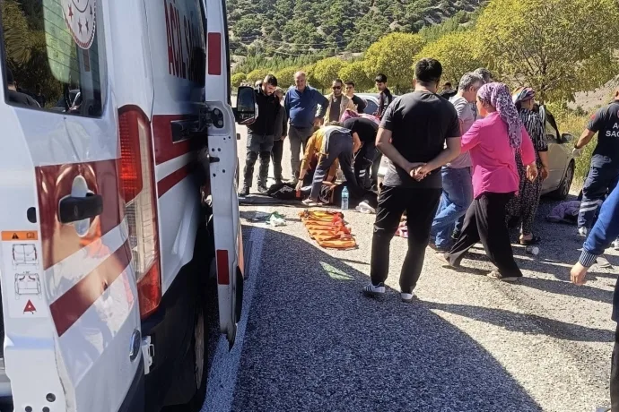 Malatya’da otomobil yön levhasına çarptı 4 yaralı