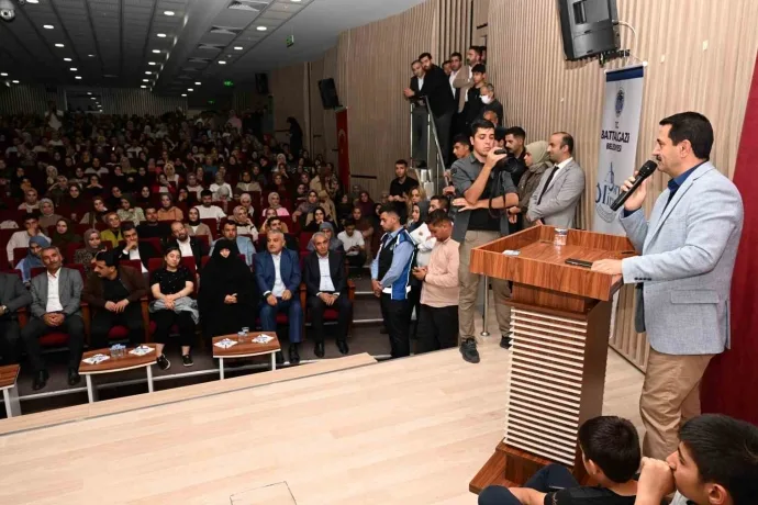 Nurullah Genç, Battalgazi’de gençlerle buluştu