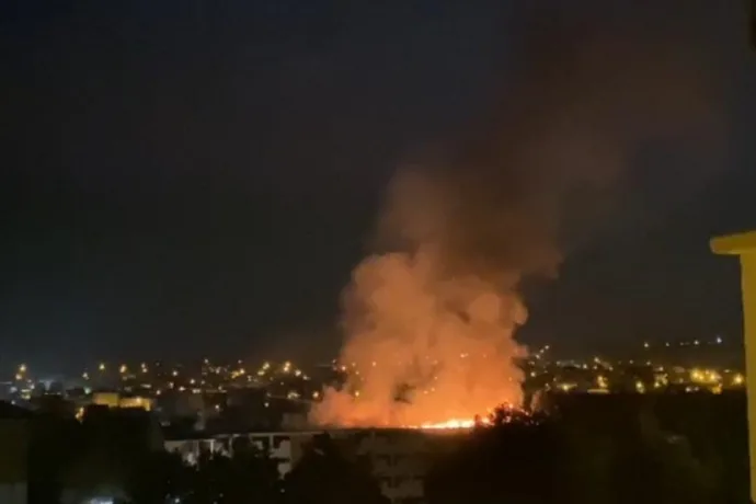 Hasarlı binanın çatı katındaki yangın korkuttu