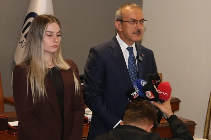 Kale Depreminde Engelli Öğrencisini Kurtaran Öğretmen Ödüllendirildi