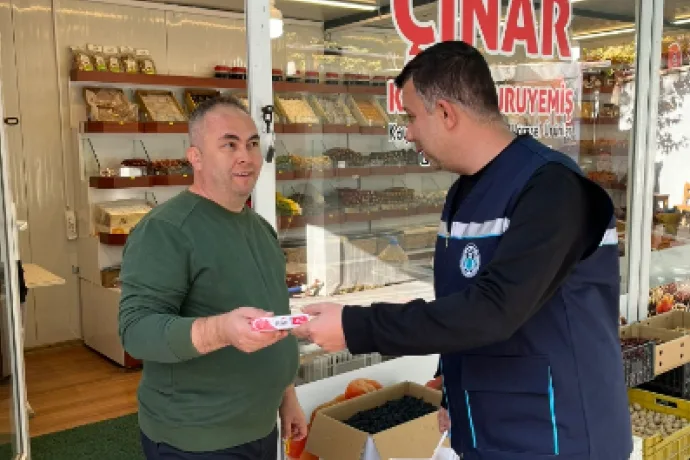 Battalgazi Belediyesi'nden Cumhuriyet Bayramı'nda Esnafa Bayrak Hediyesi