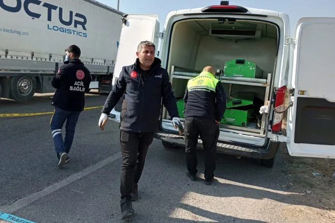 Kontrolden çıkıp bahçeye uçan araç yanarak küle döndü: 2 ölü