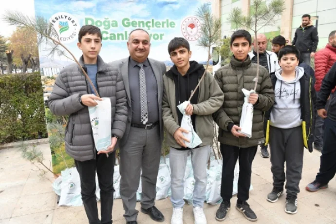 Yeşilyurt’ta bin adet çam fidanı dağıtıldı