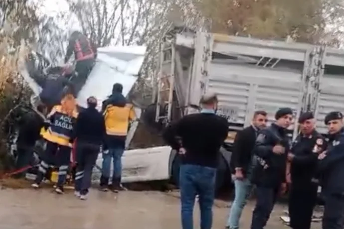 dilek ’de iki tır çarpıştı: 1 ağır yaralı