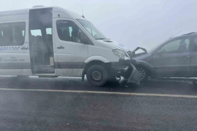 Minibüsle çarpışan otomobilin sürücüsü yaralandı