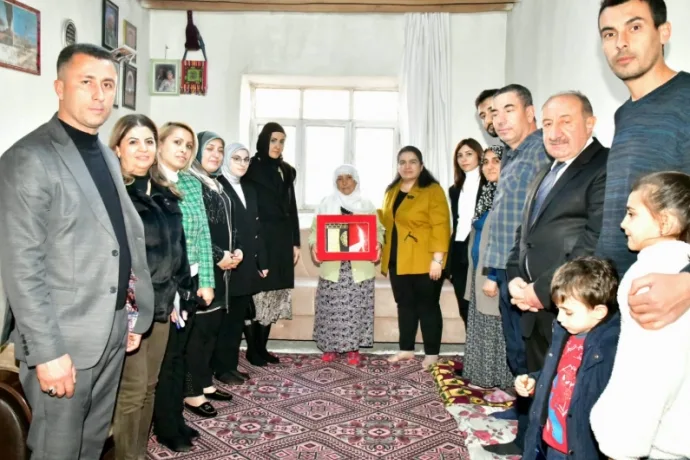 Hanımefendi Selda Yavuz ve beraberindeki heyet “Gönülden Gönüle Projesi” kapsamında Yeşilyurt İlçemiz de ikamet eden şehit ailelerini ziyaret ederek, hal ve hatırlarını sordu.