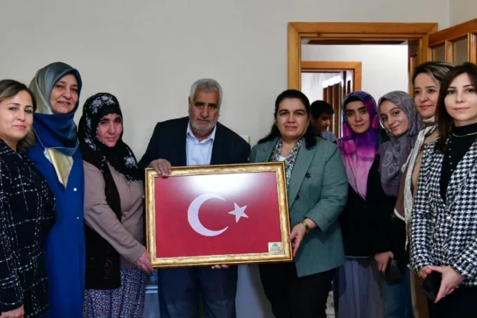 Bülten No:      20.01.2025   Hanımefendi Selda Yavuz Battalgazi İlçesinde Şehit Ailelerini Ziyaret Etti