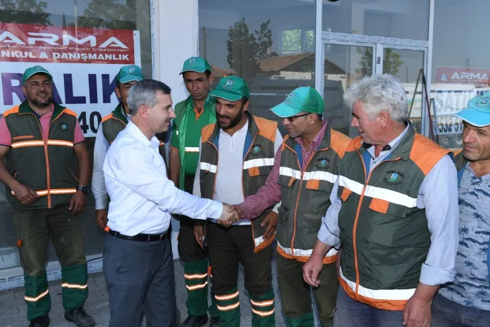 YEŞİLYURT BELEDİYESİ TEMİZLİK GÖREVLİLERİNİ UNUTMADI