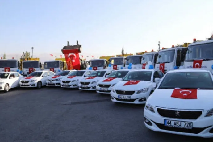 Battalgazi Belediyesi, 75 aracı düzenlenen törenle hizmete sundu.