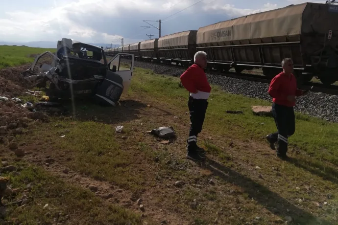 Malatya’da Tren, Hemzemin Geçitte Kamyoneti Ortadan Ikiye Böldü