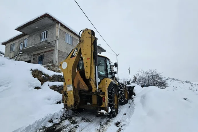 Battalgazi Belediyesi Karla Kapanan Yolu Açtı, Hamile Kadın Hastaneye Ulaştı