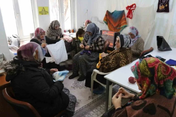 Kadınlar nakış kursu ile hem üretiyor hem de sosyalleşiyor