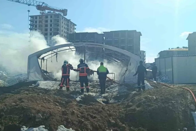 Malatya’da çadır depo yangınında maddi hasar meydana geldi