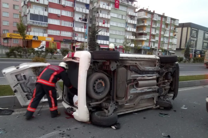 Malatya’da kaza; araçta sıkışan sürücünün imdadına itfaiye erleri yetişti video