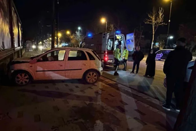 Kontrolden çıkan otomobil duvara çarparak durabildi
