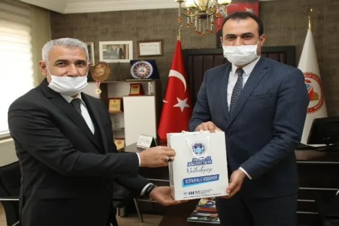 Başkan Güder'den berberlere maske desteği
