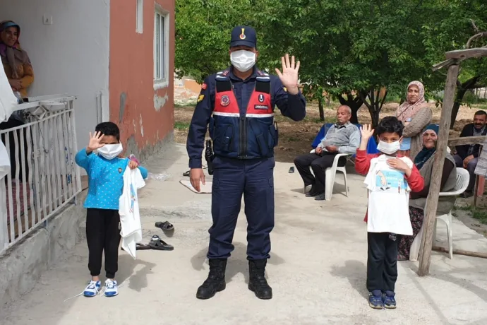 Jandarma'dan Evde Kalan Çocuklara Hediye video