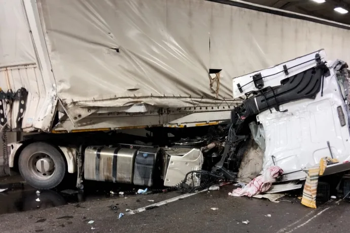 Erkenek Tüneli'nde Trafik Kazası: Bir Kişi Yaralandı