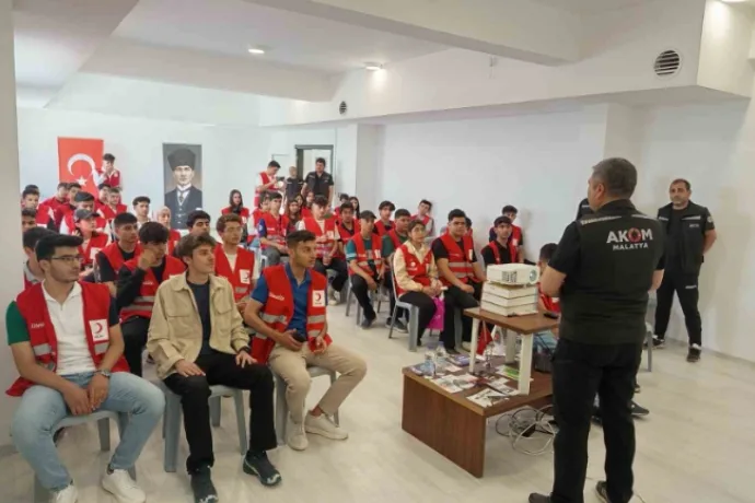 Malatya Büyükşehir Belediyesi’nden genç gönüllülere afet ve yangın eğitimi