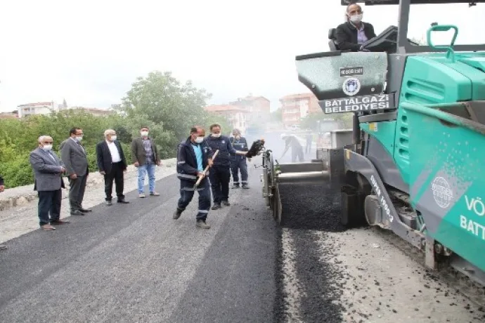 Başkan Güder, asfalt çalışmasını yerinde inceledi
