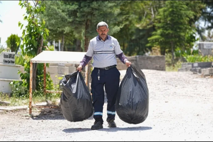 BATTALGAZİ BELEDİYESİ’NDEN MEZARLIKLARDA BAHAR VE BAYRAM TEMİZLİĞİ