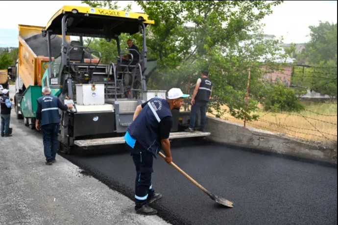 BATTALGAZİ BELEDİYESİ’NDEN MEYDANBAŞI MAHALLESİ’NE SICAK ASFALT HİZMETİ