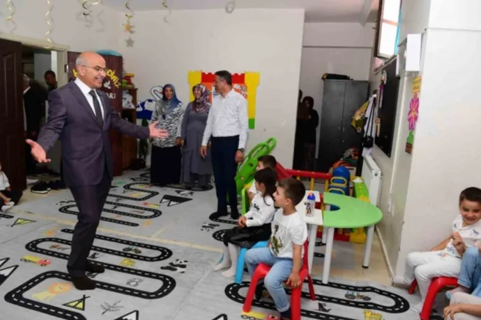 Miniklerin ilk karnesi Başkan Er’in elinden