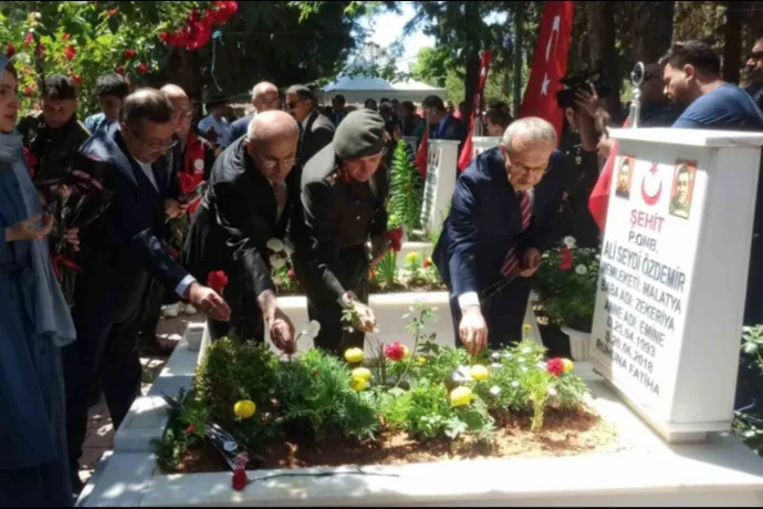 Vali Yavuz ve protokol şehitliği ziyaret etti
