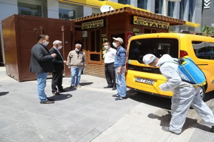 Battalgazi'de taksi duraklarını dezenfekte ediyor