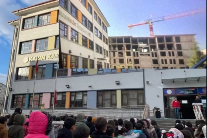 Kezim Karabekir İlkokulu Yanındaki Kule Vinç Tehlike Saçıyor! Öğrenci Velileri Tedirgin