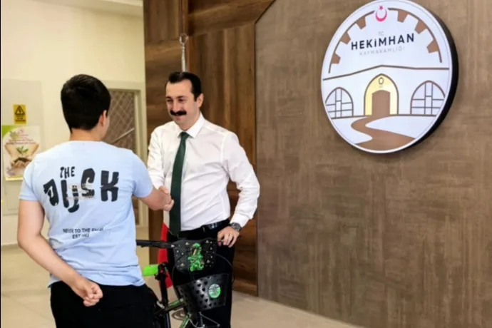 KAYMAKAM GÜNLÜ’DEN ÖĞRENCİLERE KARNE HEDİYESİ: BİSİKLET DAĞITIMI GERÇEKLEŞTİRİLDİ