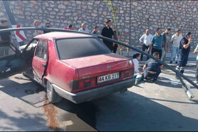 Kontrolden çıkan otomobil refüje çarptı: 4 yaralı
