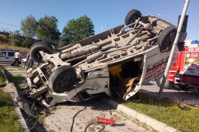 Kırmızı ışıkta geçen otomobil minibüse çarptı: 3 yaralı
