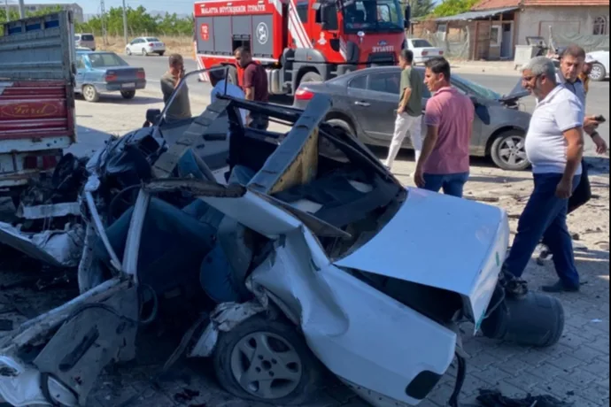 Yeşilyurt Dilek Yolunda Sıkışmalı Trafik Kazası: 2 Yaralı