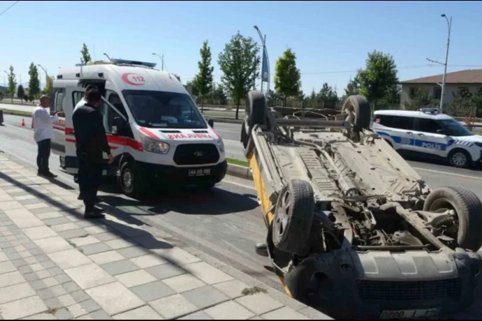 Devrilen ticari taksi ters döndü: 1 yaralı