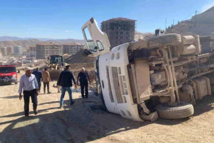 Şantiyede kontrolden çıkan hafriyat kamyonu devrildi: 1 yaralı
