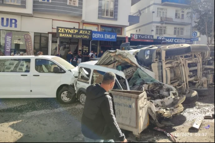 Malatya’da Hafi̇riyat Kamyonu Dehşeti: 12 Araç Hasar Gördü, 4 Yaralı